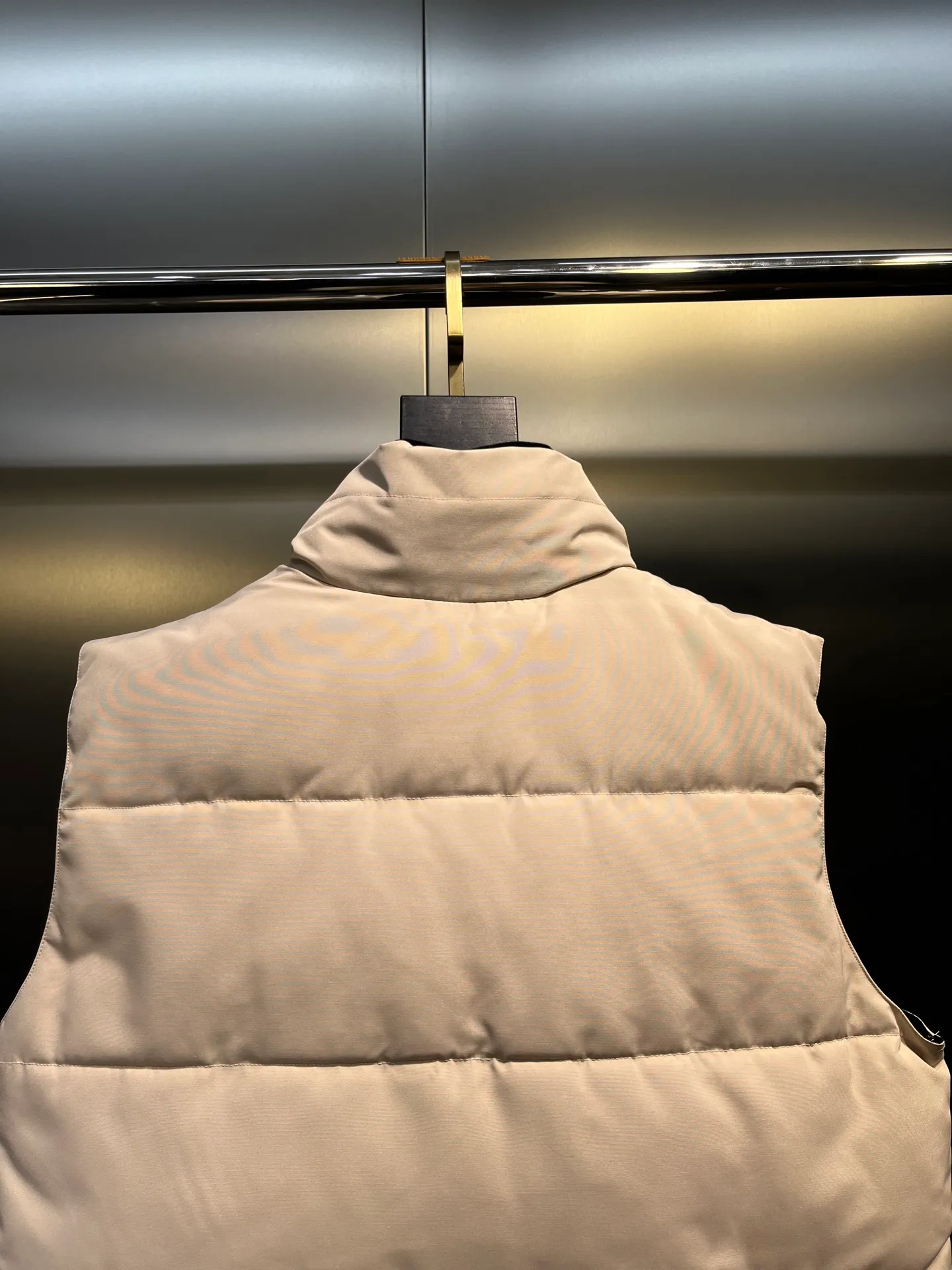 P380 🇨🇦Canada Goose""🇨🇦🌟 Garson down vest has always been recognized as the warmest down jacket. Various Instagram celebrities, Internet celebrities, and celebrities often wear it for street photos. I make Canada Goose every year, but I still can't get rid of my love for it. No matter how cold the days are, there is no need to be afraid, because there is! Filled with 90% white duck down, it is the legendary warmest down jacket and is known as a must-have for Arctic outdoor sports! The most popular down jacket in the world, celebrities are rushing to buy it, it is a must-have!  Size: XS to 2XL